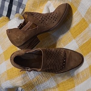 BORN Tobacco brown suede bootie